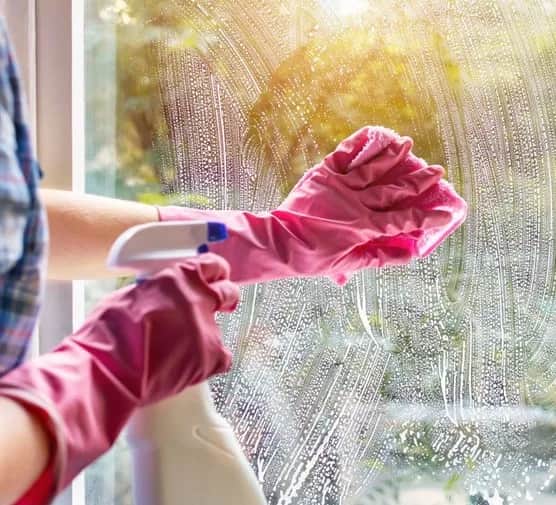 Skuteczne sposoby na umycie zaparowanych okien - poradnik