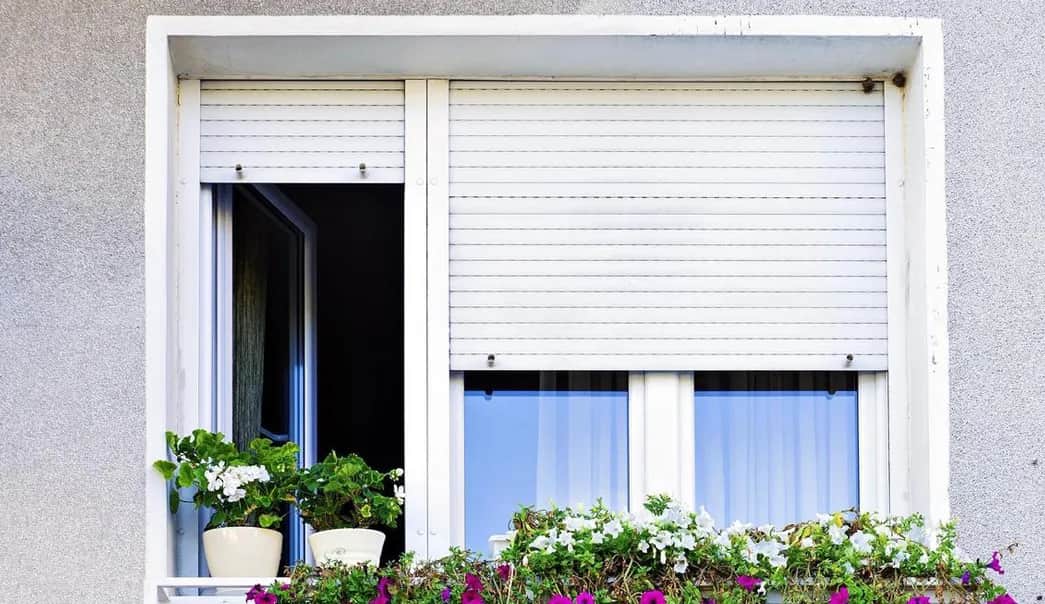 Jakie rolety zewnętrzne do białych okien? Najlepsze opcje 2023