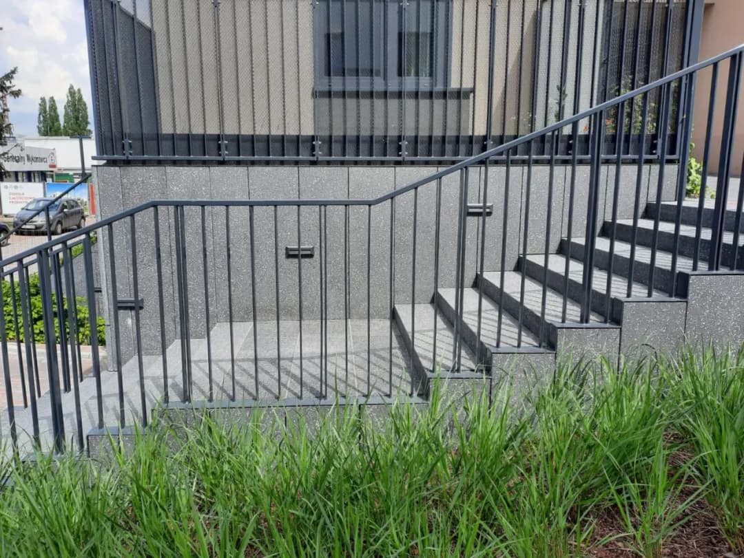 Jakie schody do domu na zewnątrz - wybierz trwałe i estetyczne rozwiązania