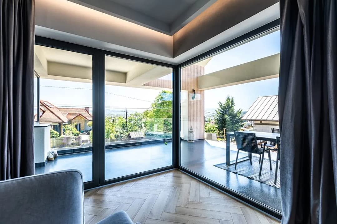 Antracytowe okna jaka elewacja - idealne połączenia kolorów i materiałów