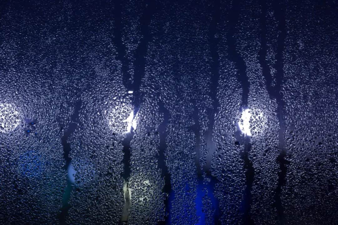 Dlaczego rano mam zaparowane okna? Oto przyczyny i rozwiązania