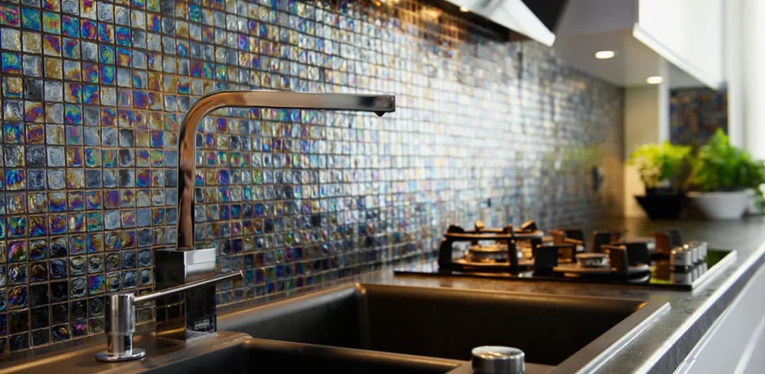 7 alternatyw dla płytek między szafki kuchenne - trwałe i stylowe