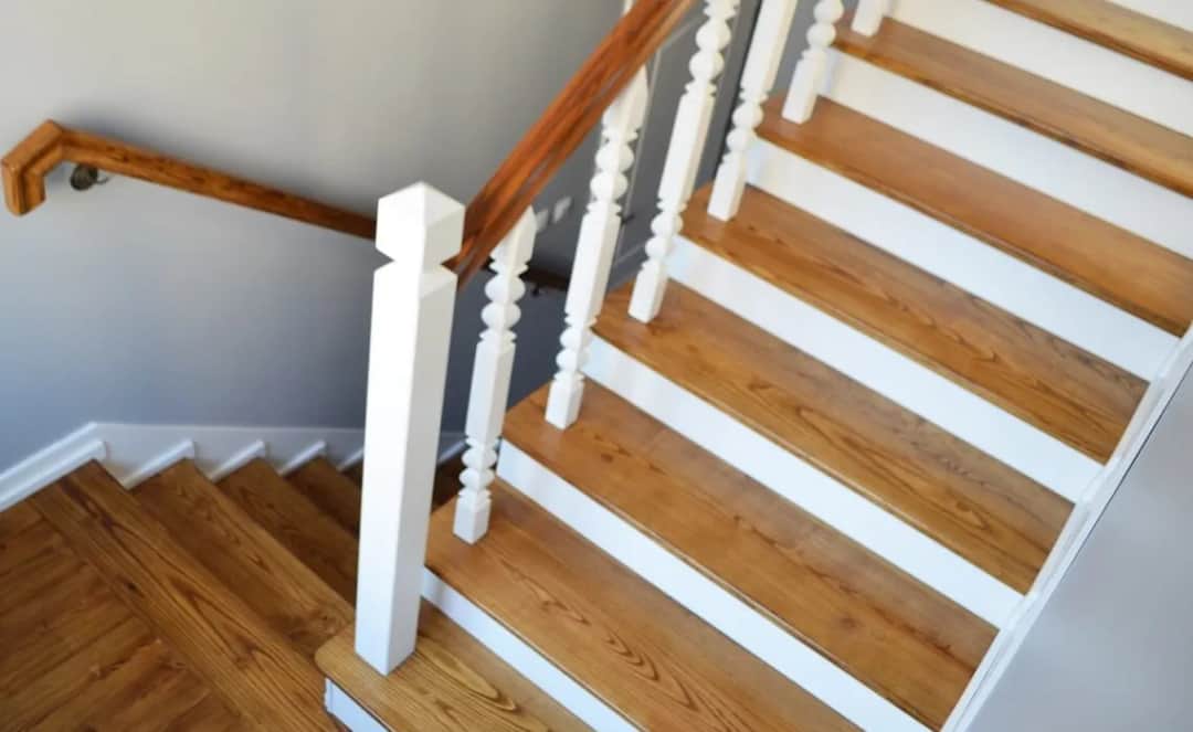 Jak pomalować schody drewniane na biało - najlepsza farba i porady