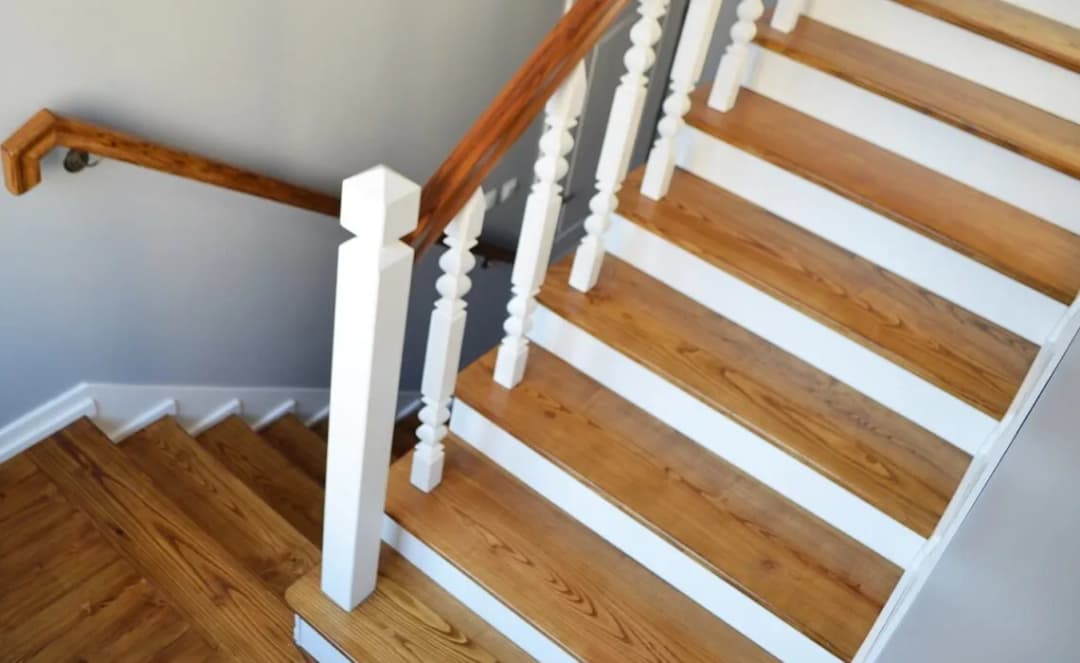 Jak pomalować schody drewniane na biało - najlepsza farba i porady