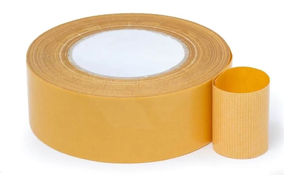 Jak usunąć taśmę dwustronną ze schodów bez uszkodzeń powierzchni