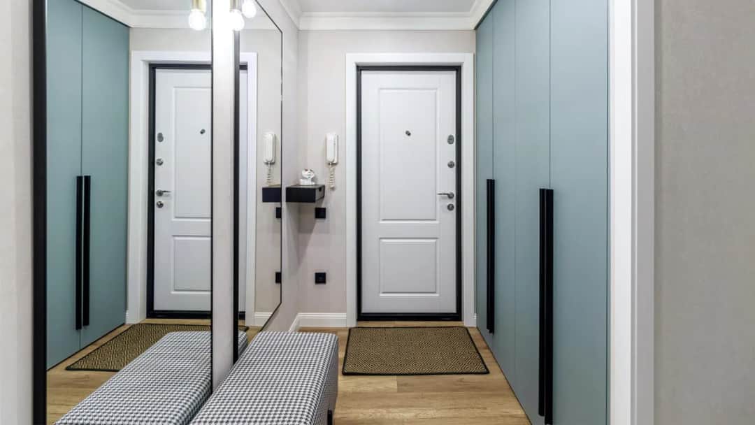 Jak zasłonić wnękę w przedpokoju i zyskać więcej przestrzeni