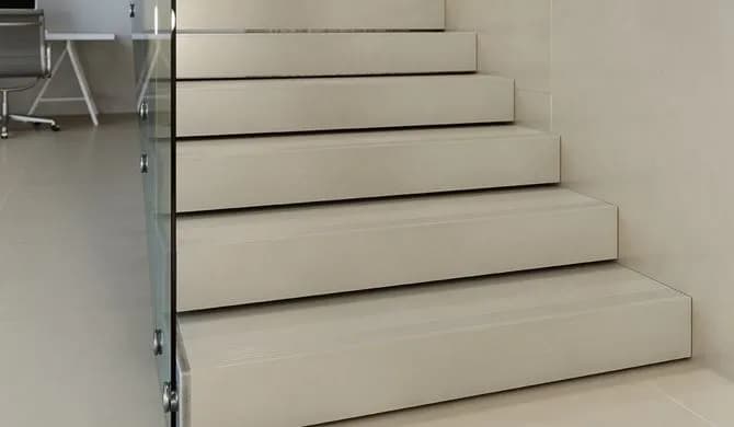 Jakie płytki na schody wewnątrz? 5 najlepszych rodzajów i porady