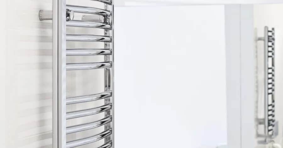 Jak dobrać moc grzejnika do łazienki, by uniknąć zimna i wilgoci