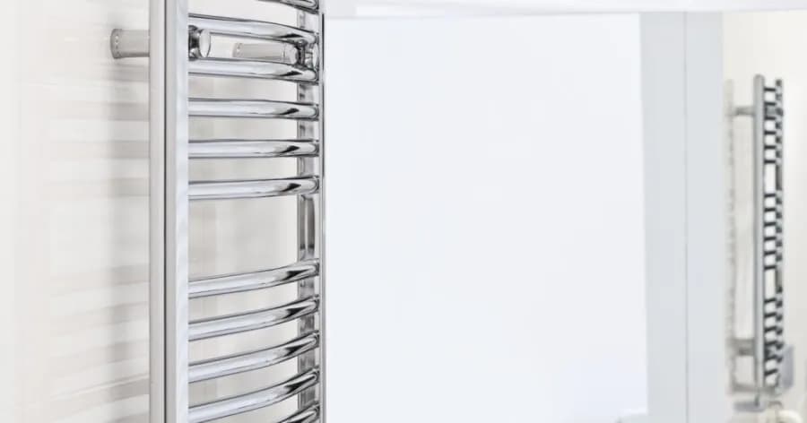 Jak dobrać moc grzejnika do łazienki, by uniknąć zimna i wilgoci