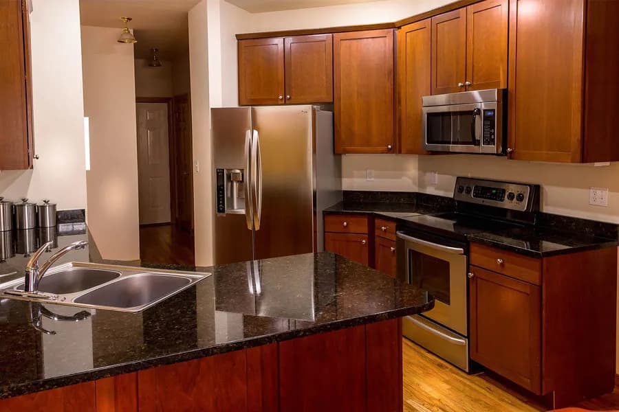 Gdzie postawić lodówkę w kuchni? 5 porad dla optymalnej aranżacji