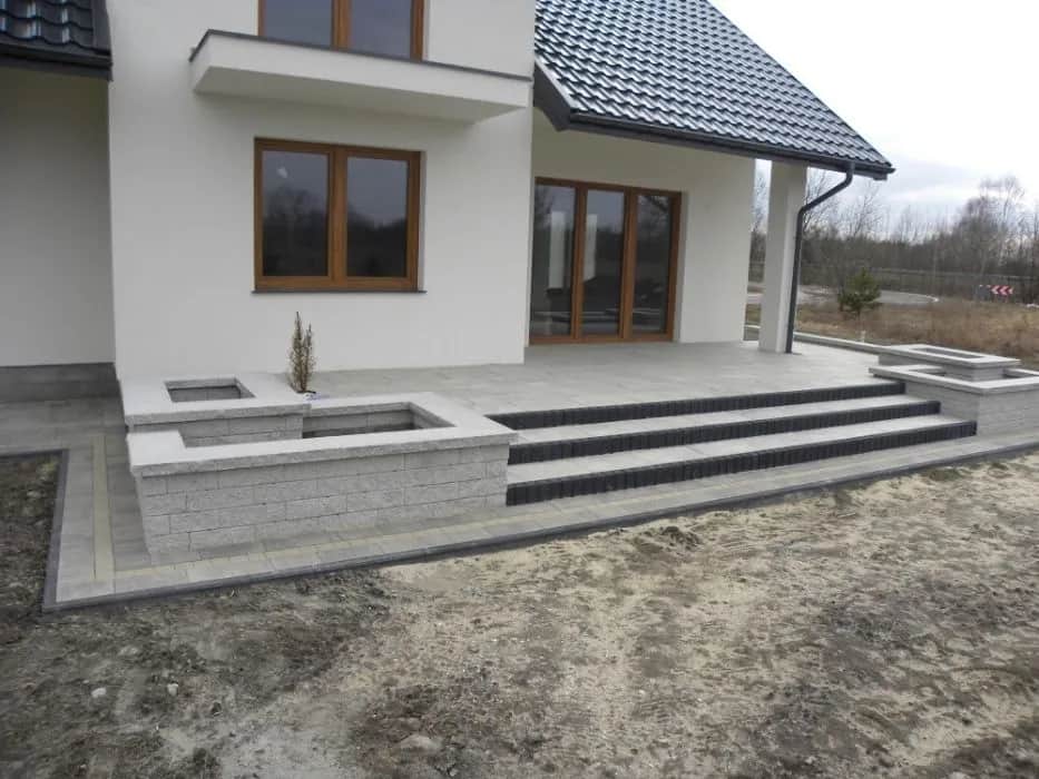 Jaka kostka brukowa na schody zewnętrzne? 5 kluczowych cech