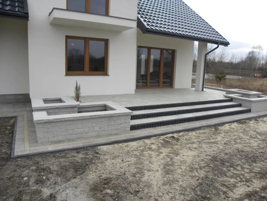 Jaka kostka brukowa na schody zewnętrzne? 5 kluczowych cech