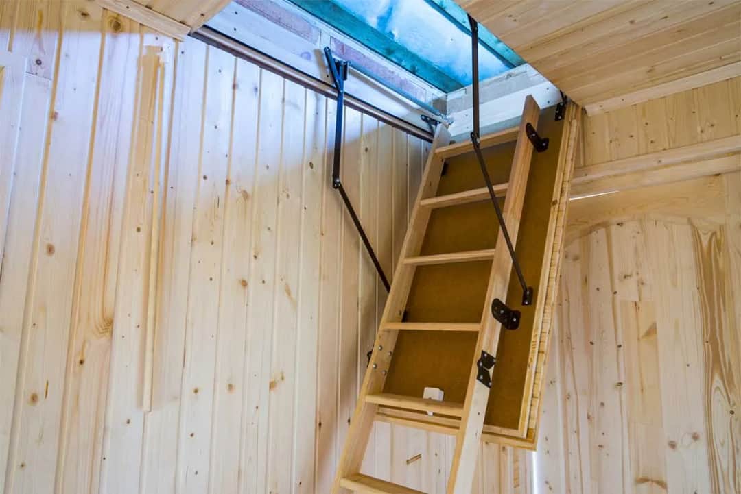 Ile kosztuje montaż schodów na strych? Poznaj ceny i rodzaje