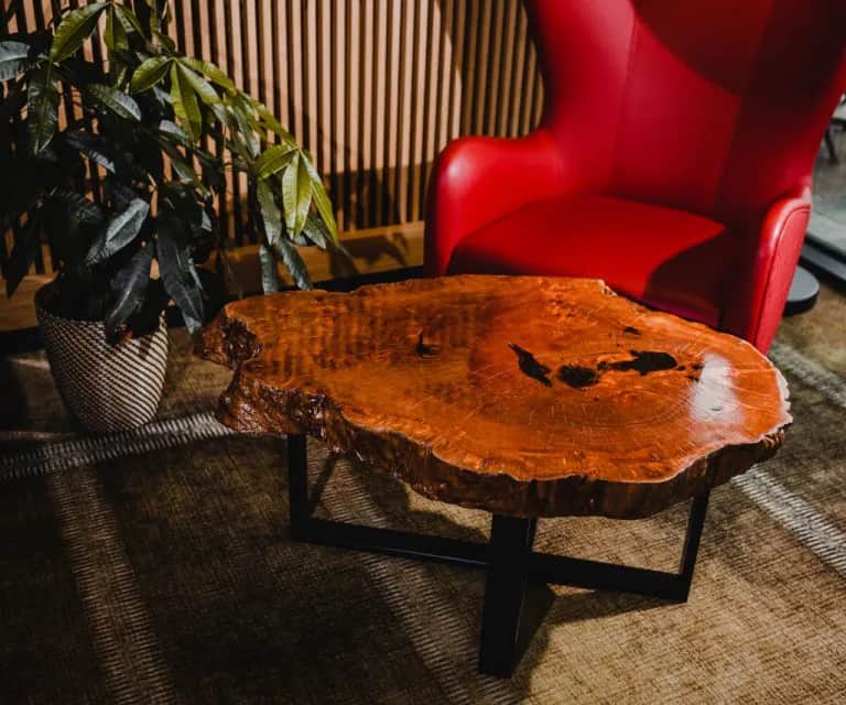 Najlepsze farby do drewnianego blatu łazienkowego - ochrona i styl