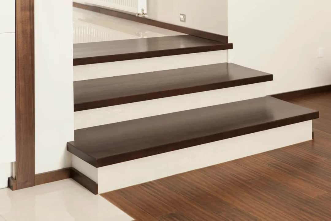 Schody olejowane czy lakierowane: wady i zalety obu rozwiązań