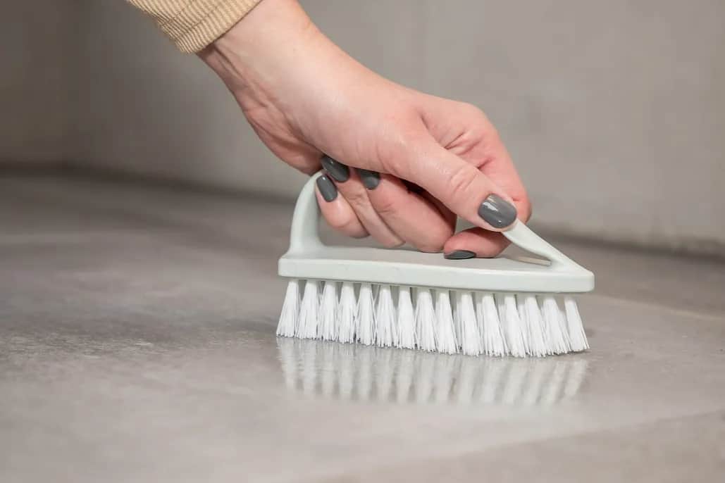 Skuteczne sposoby czyszczenia fug w kuchni - domowe i profesjonalne