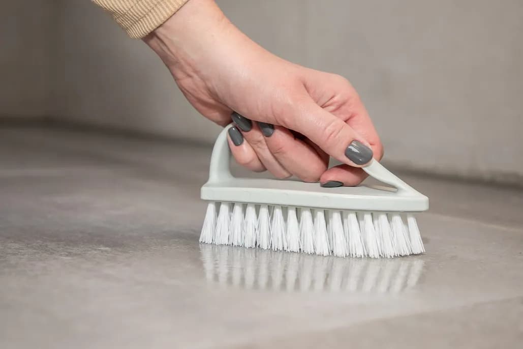 Skuteczne sposoby czyszczenia fug w kuchni - domowe i profesjonalne