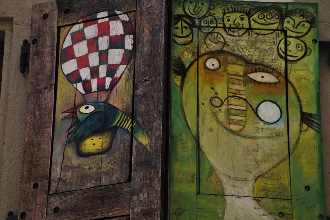 Parapet drewniany olejowany czy lakierowany – co wybrać dla swojego domu?