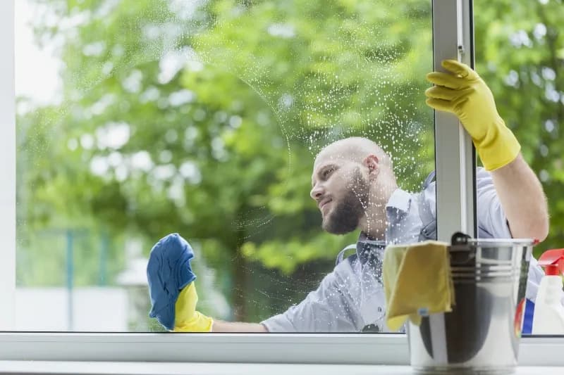 Czym umyć okna jak nie ma płynu? Skuteczne domowe metody
