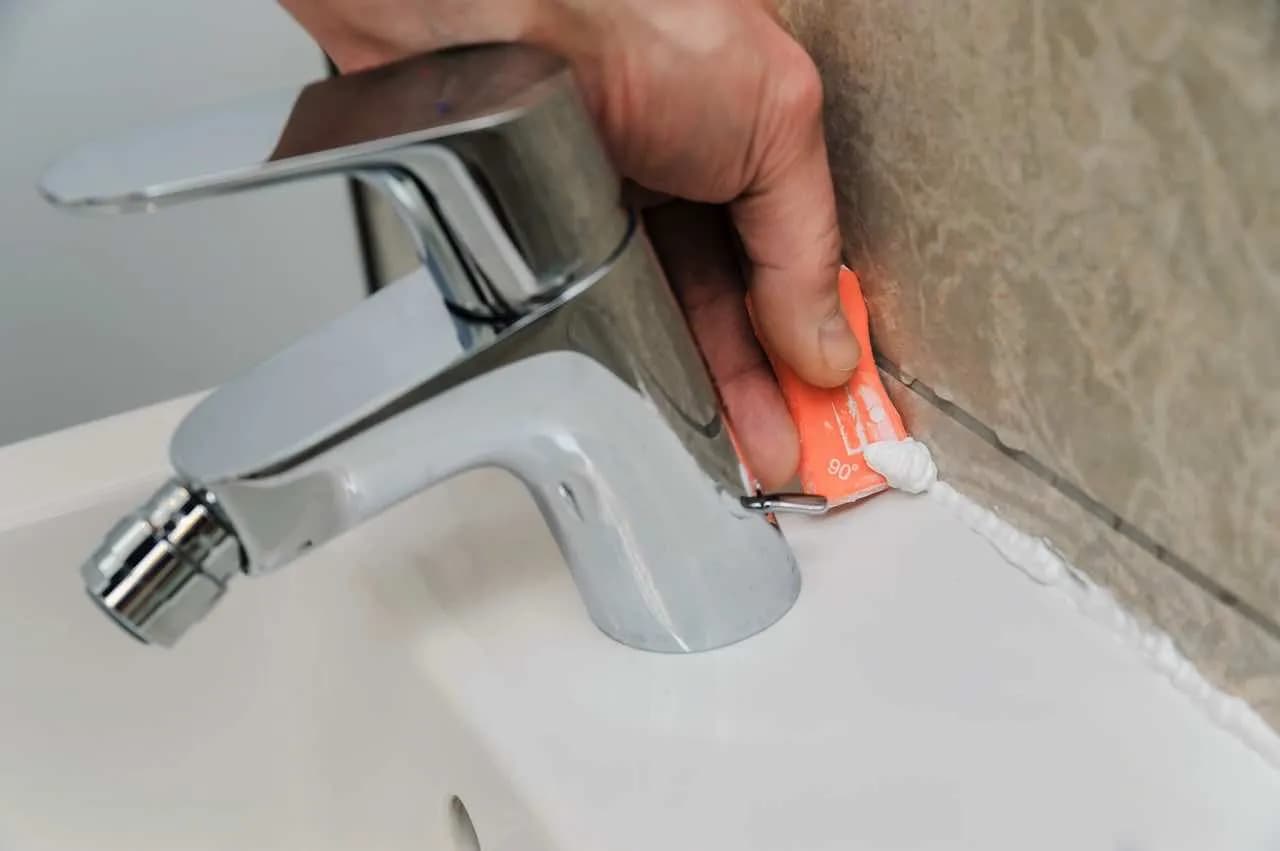 Jak skutecznie wyczyścić silikon w łazience - 5 sprawdzonych metod