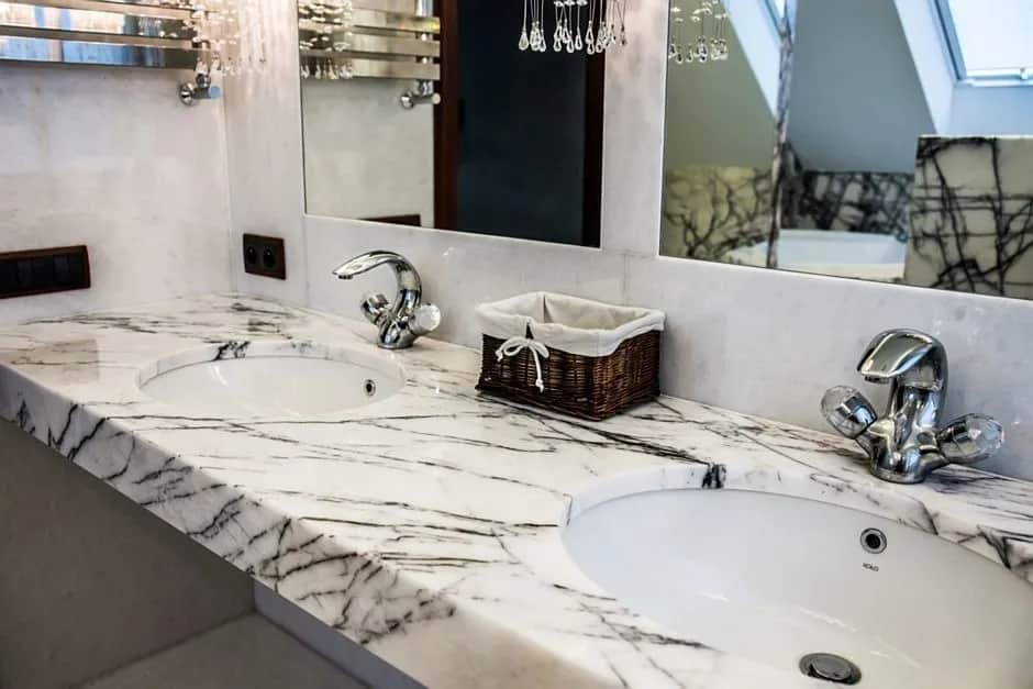 Najlepsze kamienie na blat łazienkowy: trwałość i estetyka