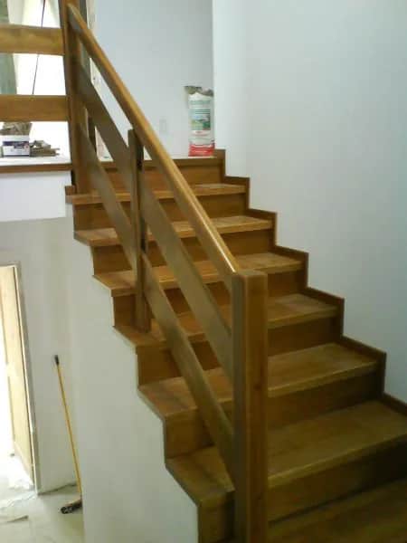 Jak zrobić poręcz do schodów z drewna: 8 prostych kroków