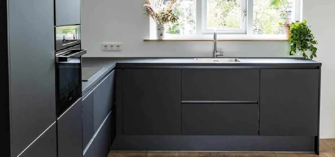 Jaki blat do biało szarej kuchni - najlepsze kolory i inspiracje