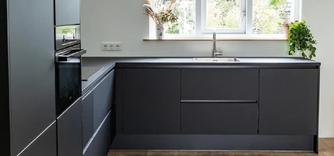 Jaki blat do biało szarej kuchni - najlepsze kolory i inspiracje