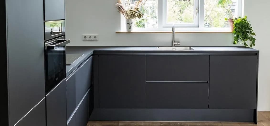 Jaki blat do biało szarej kuchni - najlepsze kolory i inspiracje