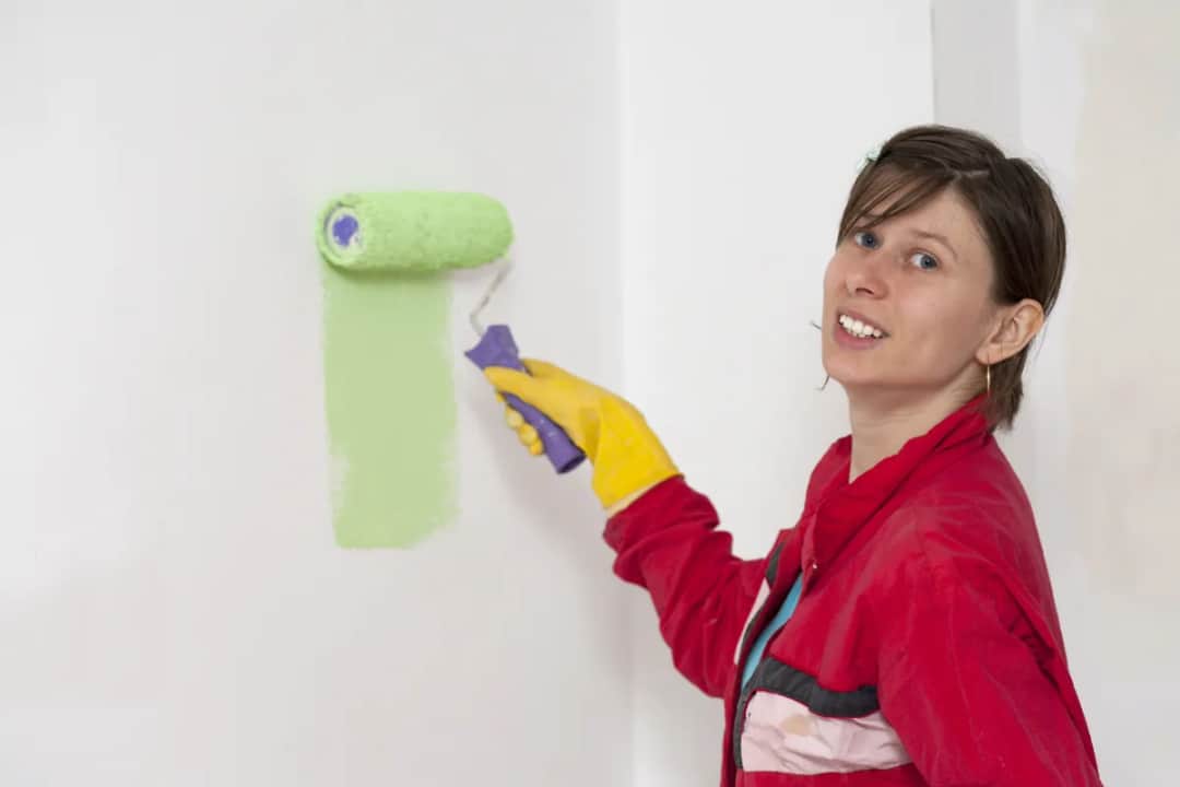 Ile kosztuje szpachlowanie i malowanie pokoju? Sprawdź ceny i czynniki wpływające na koszty